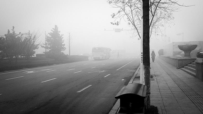 Dieselfahrzeuge tragen in Städten oft zu einer erhöhten Feinstaubbelastung bei. Wie hier in Shangdong, China, liegen oft Städte mit einer hohen Dichte an Dieselfahrzeugen unter schädlichen riesigen Dunstglocken. (Foto: <a href="https://flic.kr/p/QVL2n