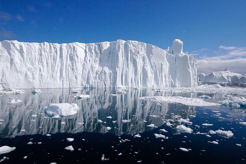 Allein das Abschmelzen des grönländischen Eises würde zu einer Erhöhung der Meeresspiegel von 7 Meter führen.(Foto: <a href="https://flic.kr/p/oQDMWE" target="_blank">Greenland Travel/flickr.com</a>, <a href="https://creativecommons.org/licenses/by-s