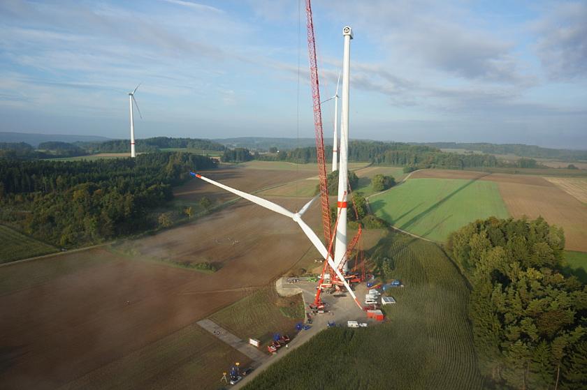 Windkraftanlage im Bau. (Bild: © Naturstrom AG)