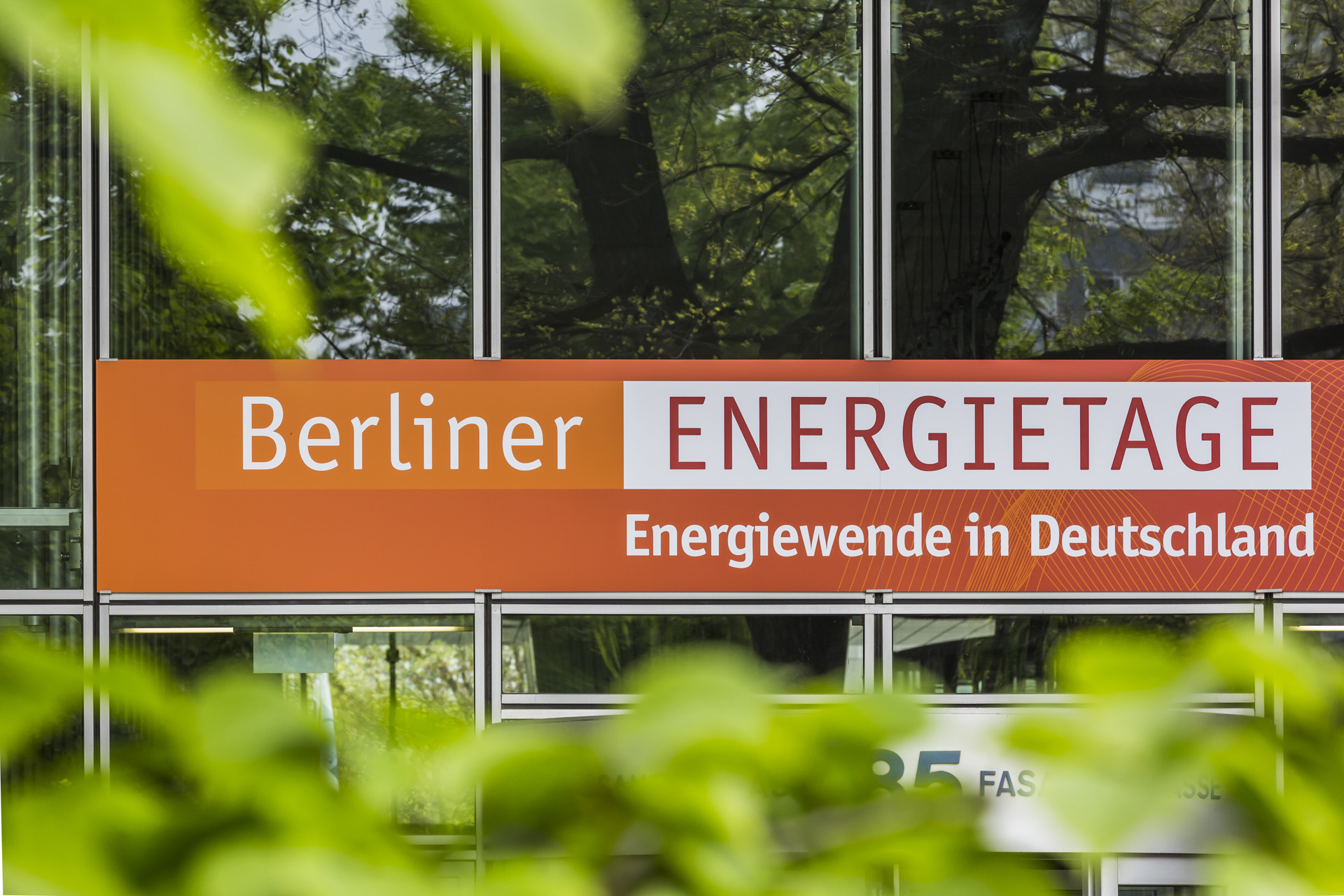 Banner an einem Gebäude mit Aufschrift "Berliner Energietage - Energiewende in Deutschland"