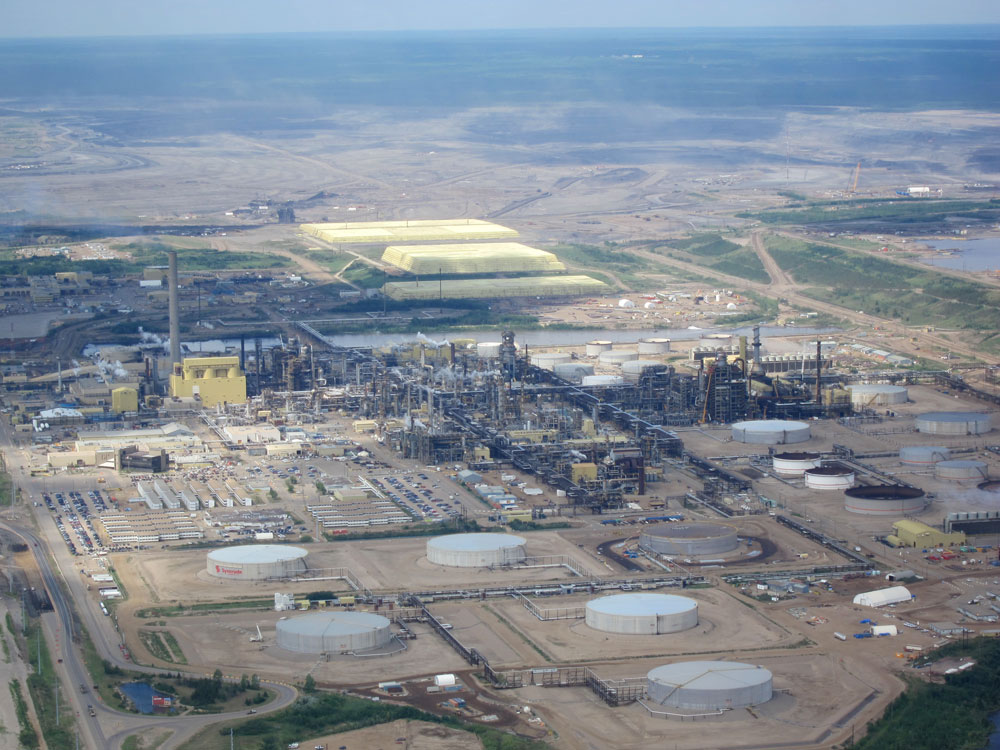 Fort McMurray im kanadischen Bundesstaat Alberta ist das Zentrum des extrem klimaschädlichen Abbaus von Ölsanden. Für die Förderung werden Milliarden Liter Wasser benötigt, große Mengen Treibhausgase entweichen in die Atmosphäre und riesige Fläche
