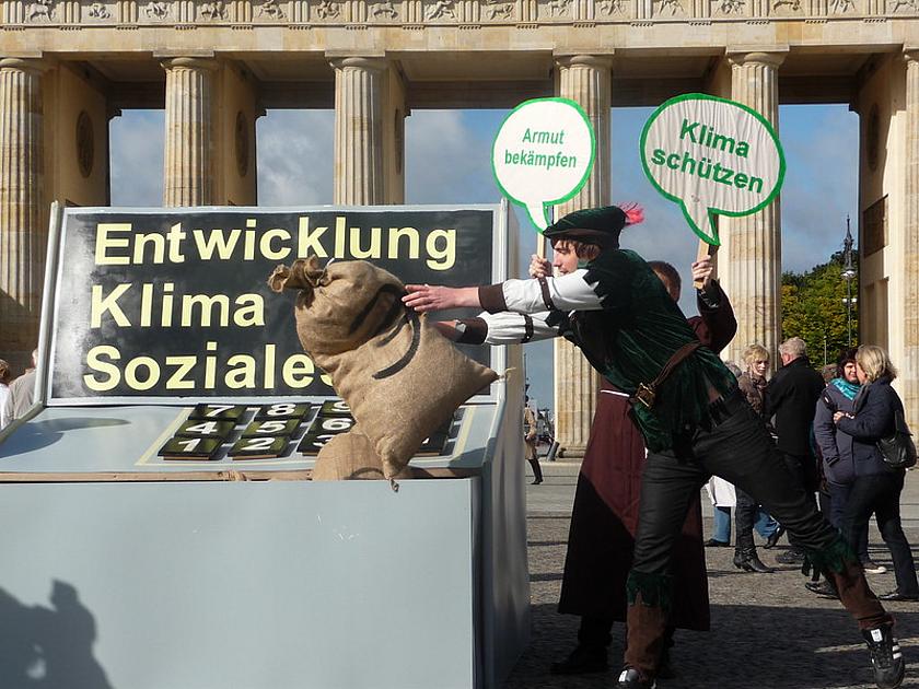 Protestaktion für eine Internationale Finanztransaktionssteuer (Robin-Hood-Steuer) 2010 in Berlin.