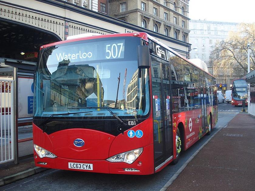 Ein roter Elektrobus in London