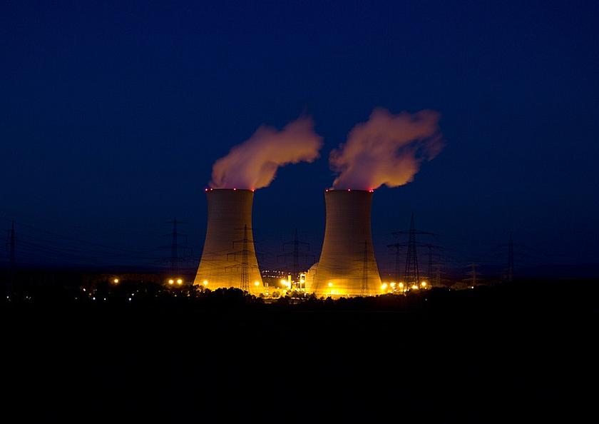 Das Kernkraftwerk Grafenrheinfeld wurde im Juni letzten Jahres stillgelegt. Der Rückbau soll laut E.ON mindestens 12 Jahr dauern. Dabei werden schätzungsweise 3.500 Tonnen an schwach- und mittelradioaktiven Bauschutt anfallen. (Foto: © MarcelG, flickr.