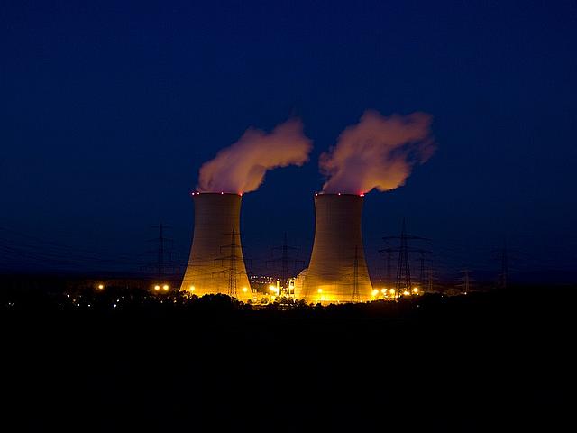 Das Kernkraftwerk Grafenrheinfeld wurde im Juni letzten Jahres stillgelegt. Der Rückbau soll laut E.ON mindestens 12 Jahr dauern. Dabei werden schätzungsweise 3.500 Tonnen an schwach- und mittelradioaktiven Bauschutt anfallen. (Foto: © MarcelG, flickr.
