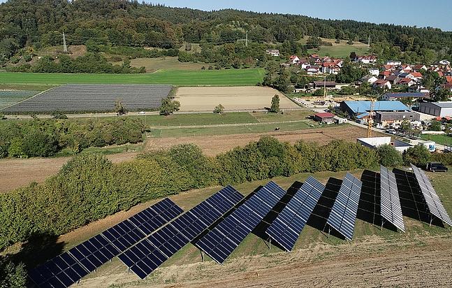 Feld mit Solarthermiekollektoren vor dem Dorf Liggeringen am Bodensee