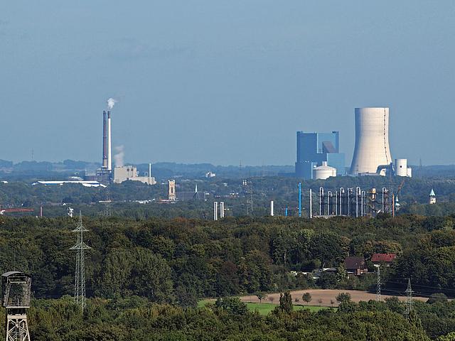 Blick auf das letzte neue Kohlekraftwerk Deutschlands: Datteln 4 auf der rechten Seite. Links stehen noch die bereits stillgelegten Blöcke 1-3.