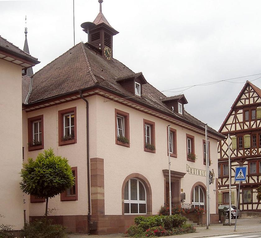 Das Rathaus von Wiernsheim - hier werden viele Entscheidungen getroffen, die die Energiewende voranbringen. (Bild: Rudolf Stricker, https://de.wikipedia.org/wiki/Wiernsheim#/media/File:Wiernsheim_Rathaus_20090911.jpg)