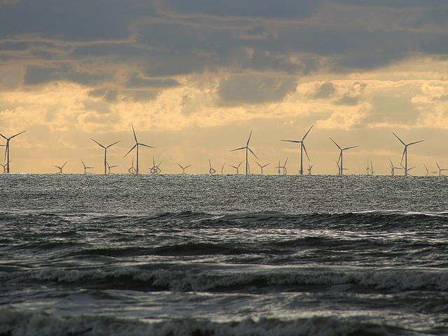 Mehrere norddeutsche Länder und Verbände fordern den Deckel für den Ausbau der Offshore-Windenergie anzuheben. (Foto: <a href="https://pixabay.com/de/windpark-windrad-windkraft-2057881/" target="_blank">David_Kaspar / pixabay.com</a>, CC0 Public Domain