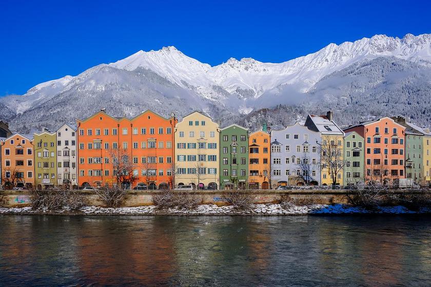 Stadtansicht von Innsbruck, im Vordergrund der Inn, im Hintergrund Berge