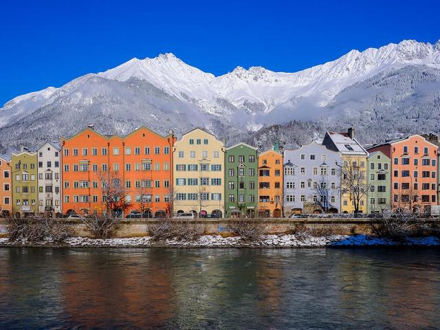 Stadtansicht von Innsbruck, im Vordergrund der Inn, im Hintergrund Berge
