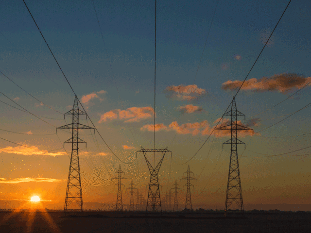 Strommasten vor Sonnenaufgang