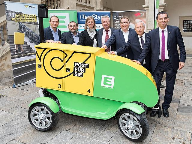 Der grün-gelbe „E-Post-Roboter auf Rädern“ wurde nun erstmals offiziell der Öffentlichkeit vorgestellt. (Foto: <a href="https://www.e-steiermark.com/konzern/news/2017/default.aspx?Story=2017-10-23.htm" target="_blank">© Energie Steiermark</a>)