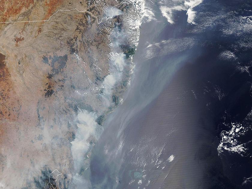 Satellitenbild der Ostküste Australiens, die unter dicken Rauchschwaden liegt.