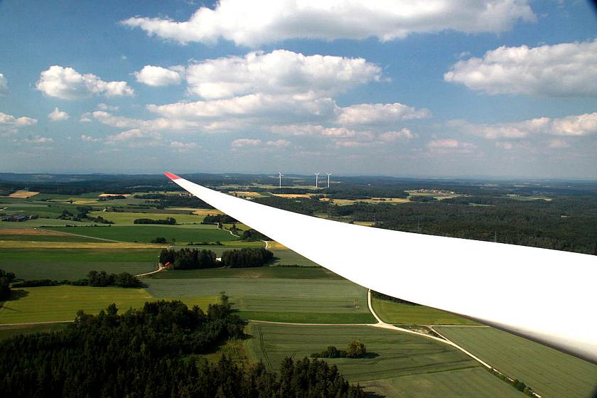 Blick von einer Windkraftanlage über die Landschaft. Heimische Windräder speisen immer mehr Strom ein - 2015 ist ein neues Rekordjahr. (Bild: © NATURSTROM AG)