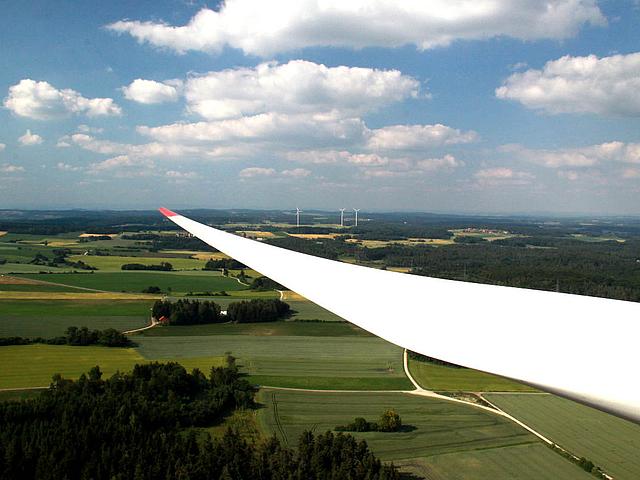 Blick von einer Windkraftanlage über die Landschaft. Heimische Windräder speisen immer mehr Strom ein - 2015 ist ein neues Rekordjahr. (Bild: © NATURSTROM AG)