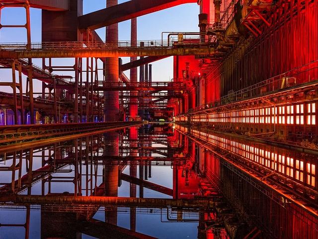 Industriedenkmal Zeche Zollverein in Essen bei Nacht