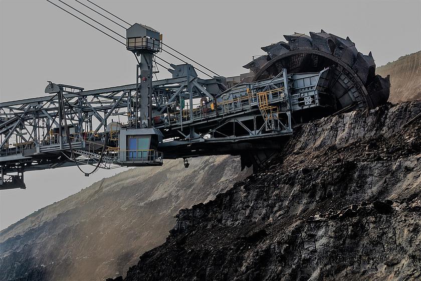 Kohleschaufel gräbt sich in die Erde im Kohletagebau