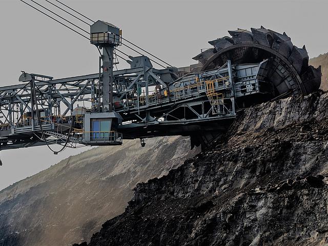 Kohleschaufel gräbt sich in die Erde im Kohletagebau