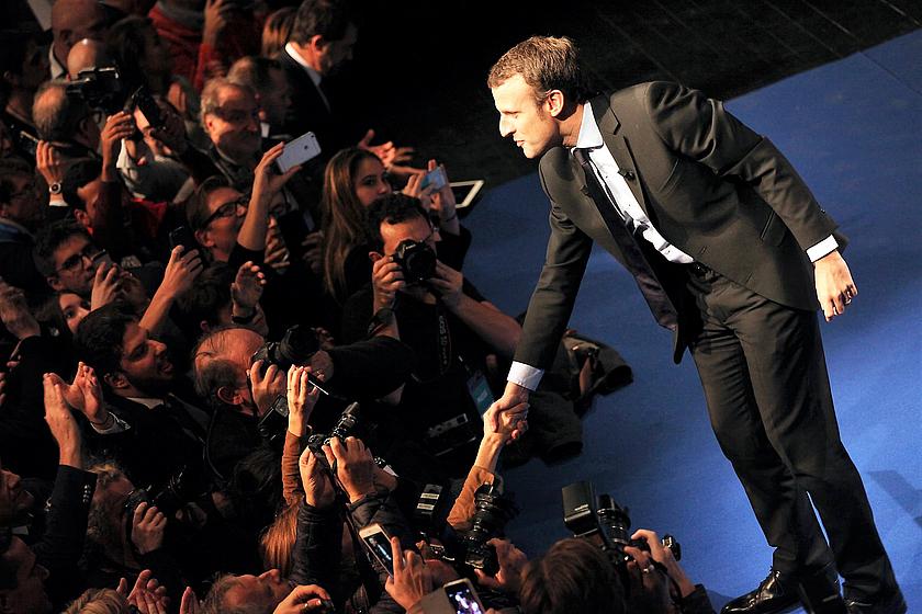 Frankreichs Präsident Emmanuel Macron auf der Bühne vor Publikum
