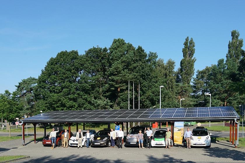 Foto: elektrische Autos unter einem Dach mit Solarpanels ausgestattet