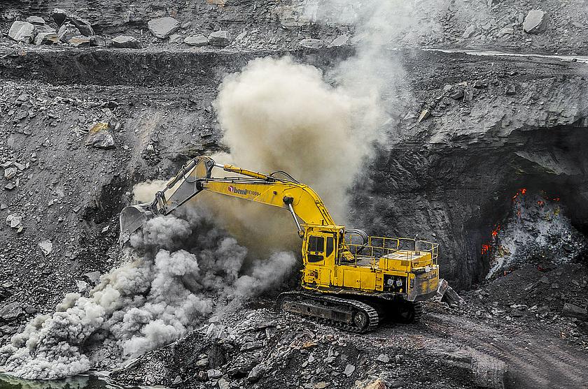 Kohlebagger in einem indischen Tagebau.