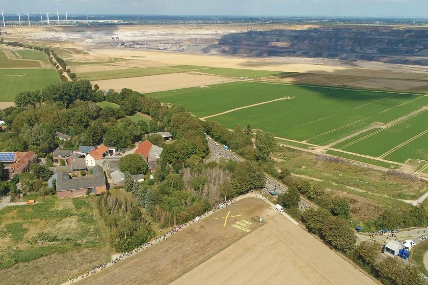 Luftbild von Lützerath mit angrenzender Tagebaugrube