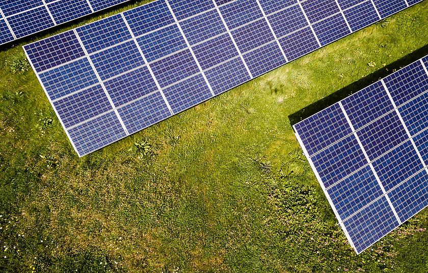 Drohenfoto eines Solarparks