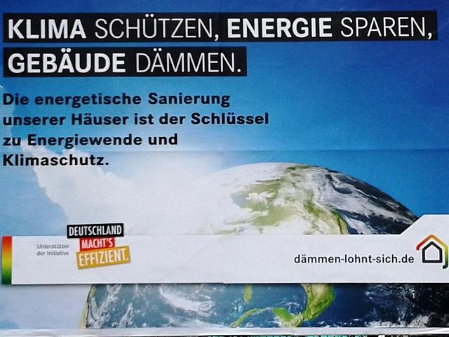 Plakat mit der Aufschrift „Klima schützen, Energie sparen, Gebäude dämmen“