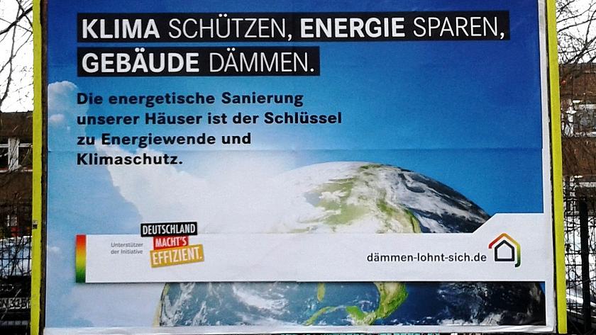 Plakat mit der Aufschrift „Klima schützen, Energie sparen, Gebäude dämmen“