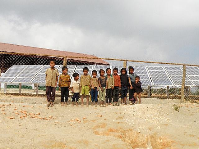 In einem Dorf in Laos wurde bereits ein solares Mini-Grid-System installiert. (Foto: © Fraunhofer ISE)