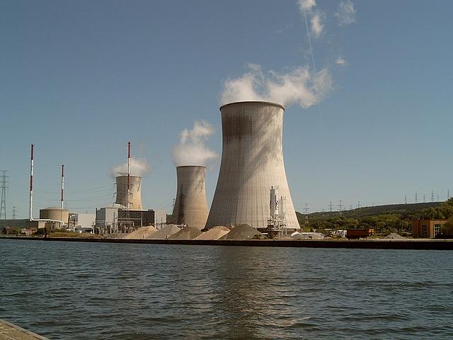 Das Atomkraftwerk Tihange liegt etwa 25 Kilometer südwestlich der belgischen Stadt Lüttich. 2025 will Belgien aus der Atomkraft aussteigen, dann sollen die Reaktoren in Tihange und Doel endgültig abgeschaltet werden. (Foto: Michielverbeek, wikimedia.co