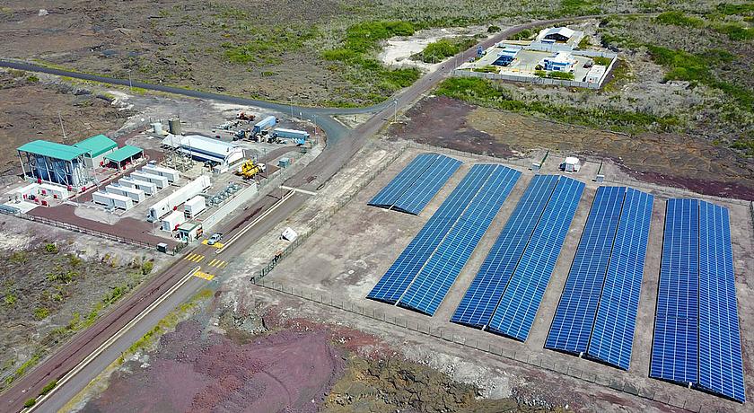 Das regenerative hybride Kraftwerk Isabela nutzt Photovoltaik, Batteriespeicher und mit Jatropha-Öl betriebene Motoren. Es versorgt die gleichnamige größte Galapagos Insel zu 100 Prozent mit erneuerbarem Strom. 