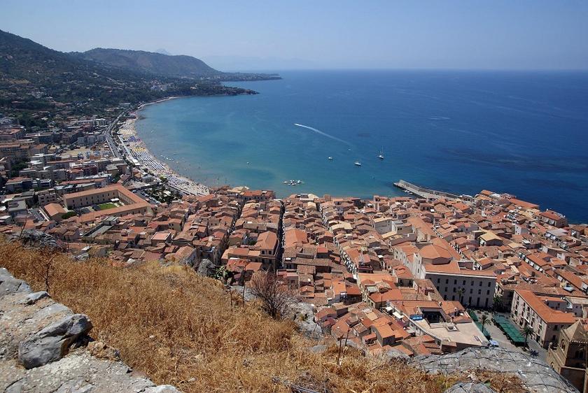 Blick von Siziliens Küstenort Cefalù auf das Meer