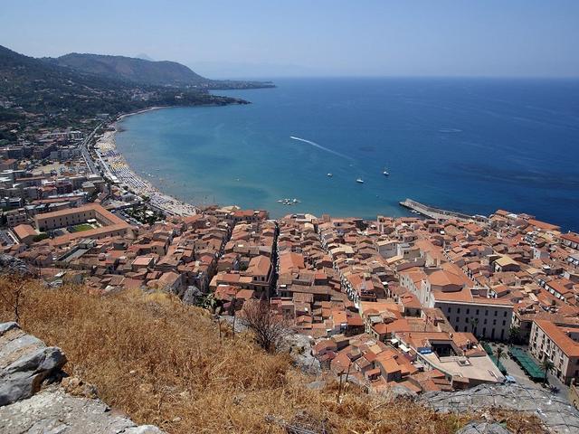 Blick von Siziliens Küstenort Cefalù auf das Meer