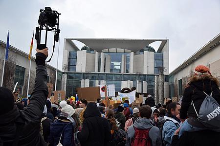 Der Demozug der streikenden „Fridays for Future“-Schüler hielt für eine Zwischenkundgebung am Kanzleramt. 