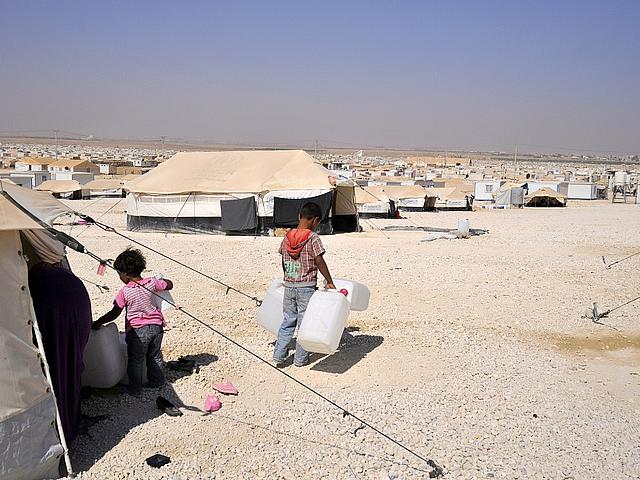 Das jordanische Flüchtlingscamp Zaatari ist eines der weltgrößten Flüchtlingslager und entwickelt sich immer mehr zu einer festen Siedlung mit einer Hauptstraße, Marktständen und Geschäften. Inzwischen ist es Jordaniens viertgrößte Stadt. (Foto: <a href="https://www.flickr.com/photos/foreignoffice/9664135582" target="_blank">Foreign and Commonwealth Office / flickr.com</a>, <a href="https://creativecommons.org/licenses/by-nd/2.0/" target="_blank">CC BY-ND 2.0</a>)