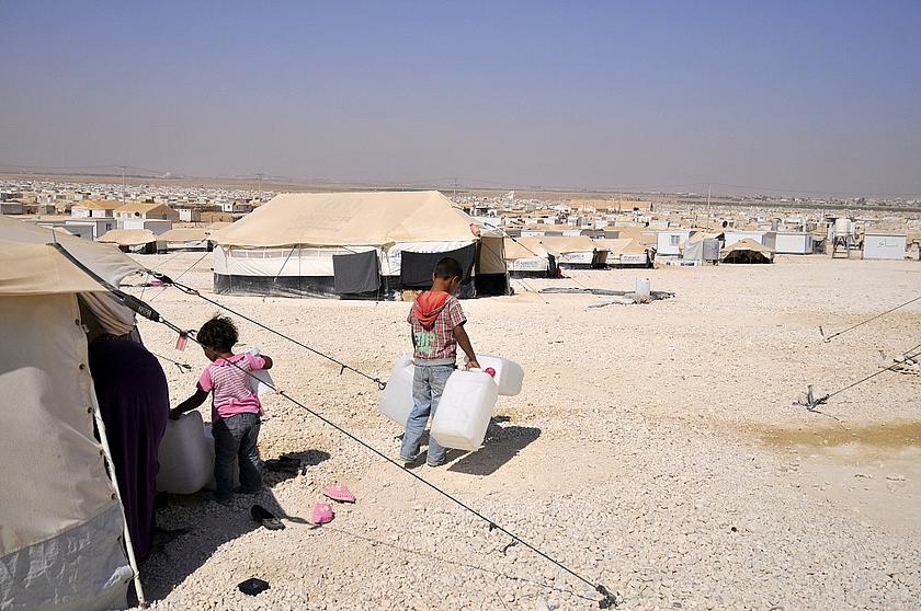 Das jordanische Flüchtlingscamp Zaatari ist eines der weltgrößten Flüchtlingslager und entwickelt sich immer mehr zu einer festen Siedlung mit einer Hauptstraße, Marktständen und Geschäften. Inzwischen ist es Jordaniens viertgrößte Stadt. (Foto: <a href="https://www.flickr.com/photos/foreignoffice/9664135582" target="_blank">Foreign and Commonwealth Office / flickr.com</a>, <a href="https://creativecommons.org/licenses/by-nd/2.0/" target="_blank">CC BY-ND 2.0</a>)