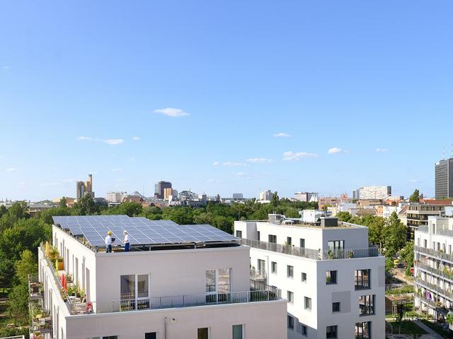 PV-Anlage auf einem Dach im Quartier Möckernkiez in Berlin