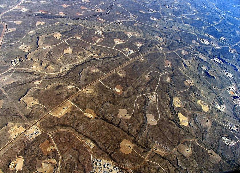 Wo einst dichte Wälder und Wiesenflächen waren, sind nun durch das intensive Fracking ganze Landschaften komplett verunstaltet. (Foto: © Simon Fraser University, flickr.com/photos/sfupamr/14601885300, CC BY 2.0)