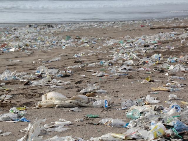Plastikmüll an einem Strand