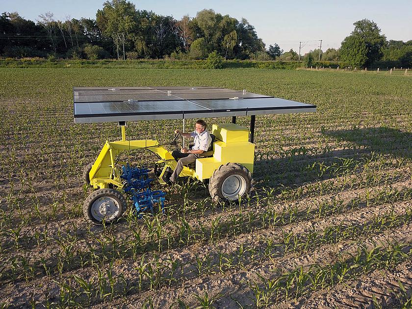 Landwirt und Diplom-Ingenieur Heinz Wegmann aus Soest auf seinem selbst entwickelten Solartraktor