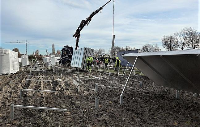 Montage der Großmodule mit einem Spezialkran auf der Baustelle des Solarthermiefeldes auf dem Ludwigsburger Römerhügel. (Foto: © H.C. Neidlein)