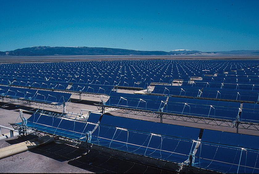 Parabolrinnenkraftwerk in Kalifornien, USA. (Bild: Wikimedia Commons http://commons.wikimedia.org/wiki/File:Solar_Plant_kl.jpg, Author: US Government Bureau of Landmanagement)