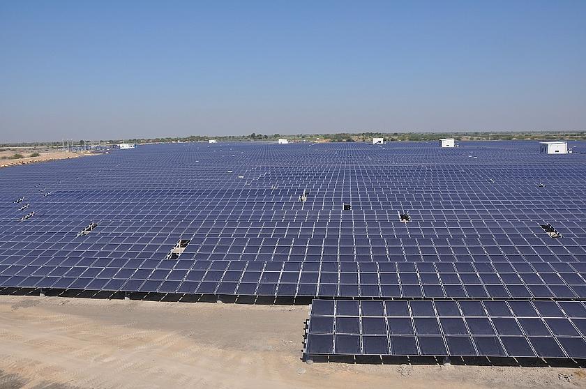 Indien plant den Anteil Erneuerbarer Energien am Strommix auszubauen und verstärkt Solaranlagen wie die Astonfield's Solaranlage mit einer Leistung von 11,5 Megawatt im Bundesstaat Gujarat zu installieren. (Foto: Citizenmj/wikimedia.commons, CC BY-SA 3.0