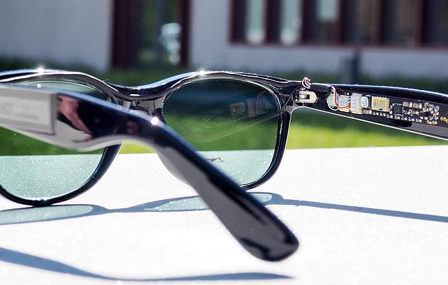 Forscher am Karlsruher Institut für Technologie (KIT) stellen in der Fachzeitschrift Energy Technology eine Sonnenbrille mit farbigen, halbtransparenten Solarzellen in den Glasflächen vor. Die Einsatzmöglichkeiten gehen weit darüber hinaus. (Foto: © 