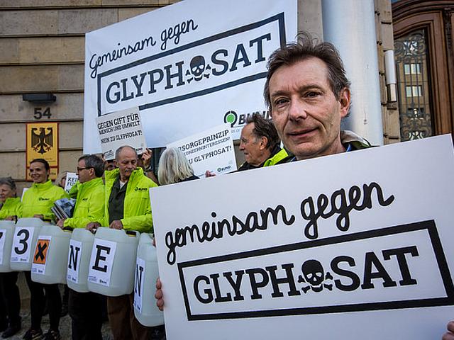 142.773 Unterschriften von Bürgern gegen Glyphosat: Übergabe an das Landwirtschaftsministerium. Das war 2016