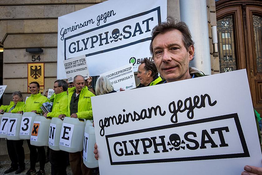 142.773 Unterschriften von Bürgern gegen Glyphosat: Übergabe an das Landwirtschaftsministerium. Das war 2016