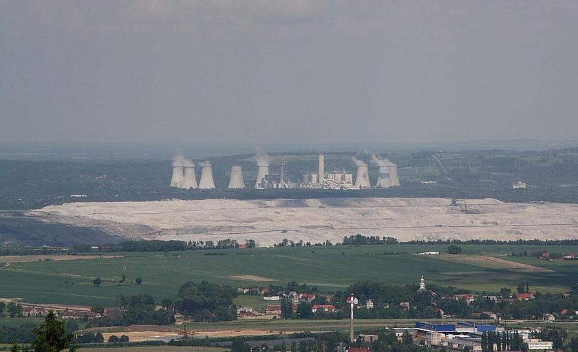 Im Vordergrund eine Stadt, dahinter der Tagebau Turów und im Hintergrund ein Kohlekraftwerk