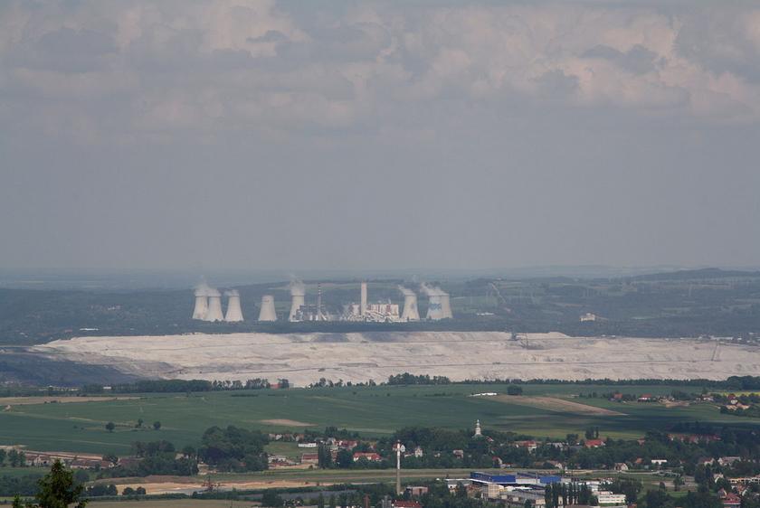 Blick auf einen Tagebau mit Kohlekraftwerk im Hintergrund
